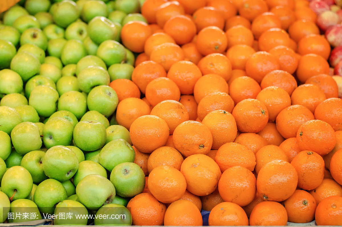 各种新鲜生水果的背景展示在市场摊位