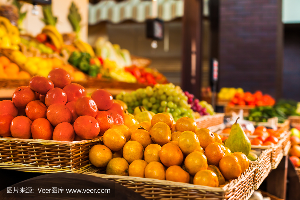 柜台上有新鲜的水果和蔬菜。
